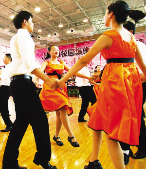 校园集体舞:男女生牵手起舞感觉新鲜