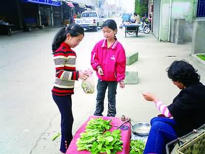 11岁双胞胎姐妹艰难求学 每月生活费不足50元