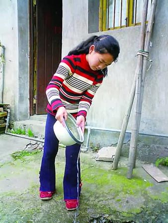 11岁双胞胎姐妹艰难求学 每月生活费不足50元