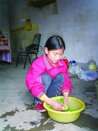 11岁双胞胎姐妹艰难求学 每月生活费不足50元