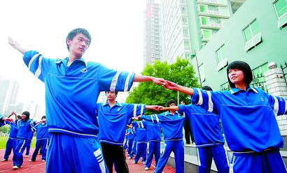 男女生大方跳一曲 长沙首场校园集体舞"社区秀"(图)