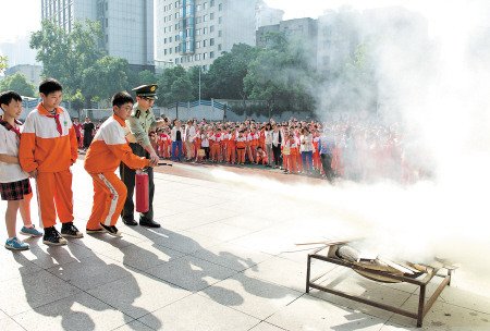 长沙举行校园防火演练活动 学生现场演练火海逃生