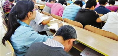 女生带生病父亲上大学靠勤工俭学维生计(组图)