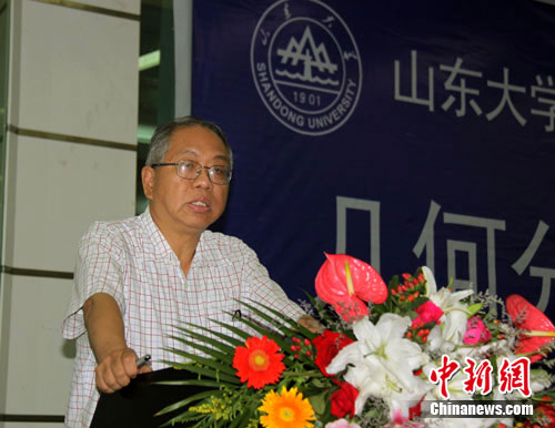 数学家丘成桐称高校校长请客费可培养千名教授