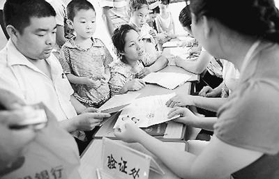 郑州市区一小学新生报名首日，挤满了新生和家长。“火爆”场面，在今年河南许多中小学屡见不鲜。白周峰摄