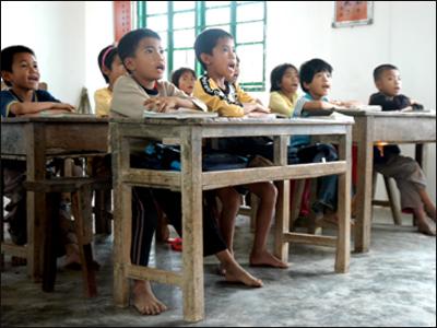 为了教室卫生海南省保亭一学校让学生光脚进课堂