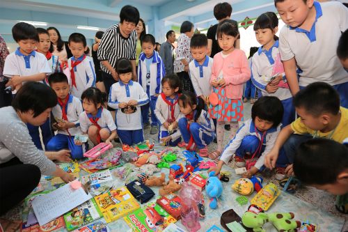 客都小学加快特色办学,图为该校的跳蚤市场吸引了师生踊跃参与。(高讯 摄)
