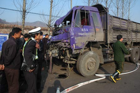 山西沁源货车碾死21师生公路躺满孩子尸体(图)