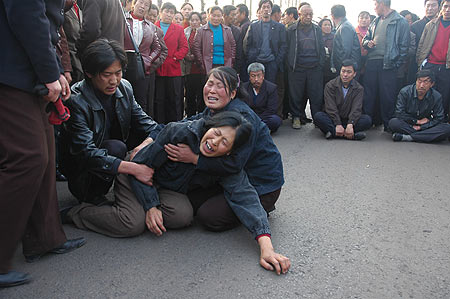 山西沁源货车碾死21师生公路躺满孩子尸体(图)