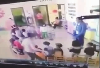 一名老师抬腿踢向坐在椅子上的孩子 网传视频截图