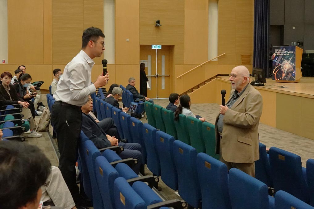图3_Berry 教授爵士（右）亲临港城大为师生带来宝贵的量子物理前沿知识.jpg