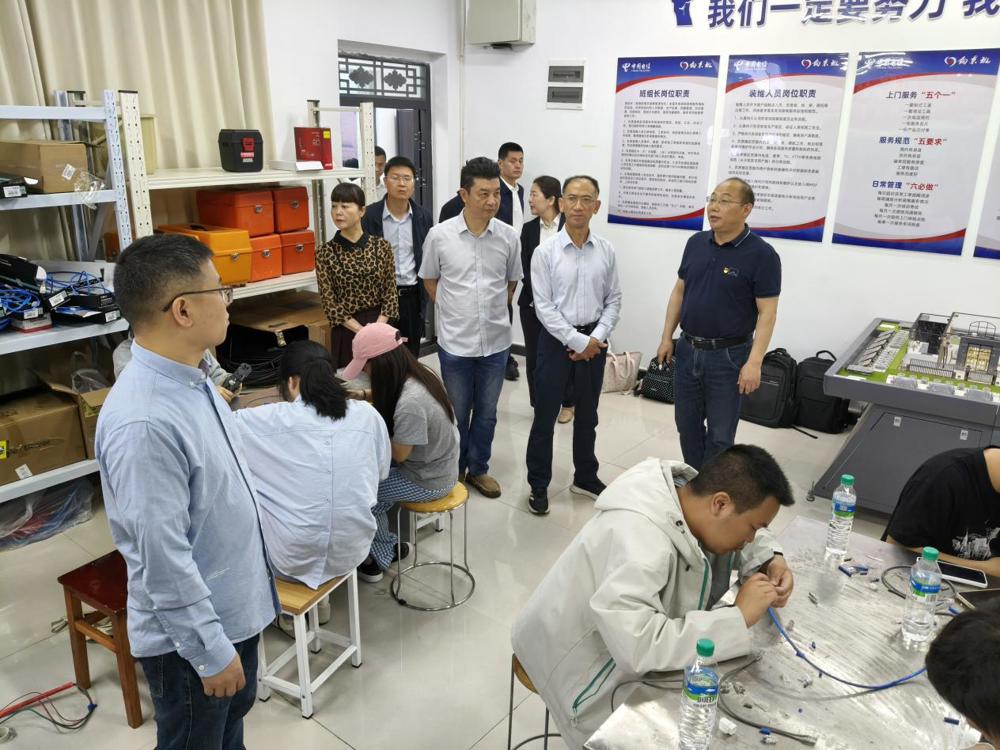 市总工会领导来九江职业大学考察指导 向东工匠学院获授“省级工匠学院”牌匾