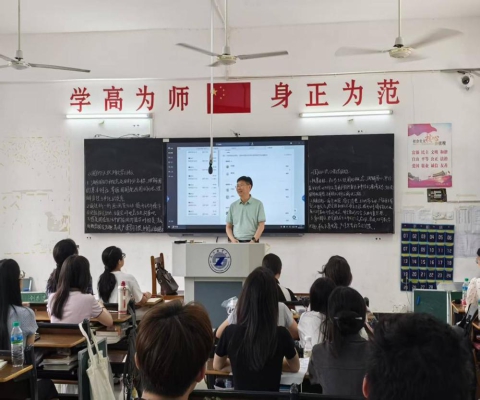 深耕育人一线 赋能学子成长 ——九江职业大学校领导深入挂点班级开展育人实践活动