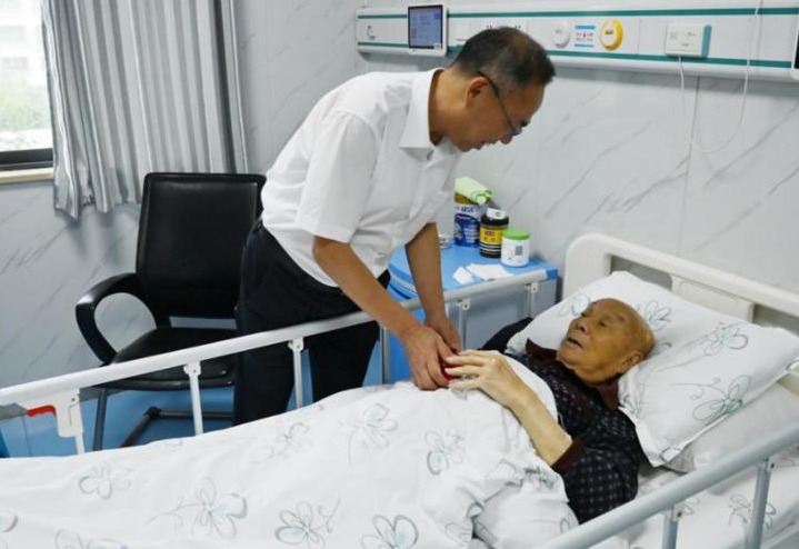 九江职业大学开展“七一”走访慰问活动