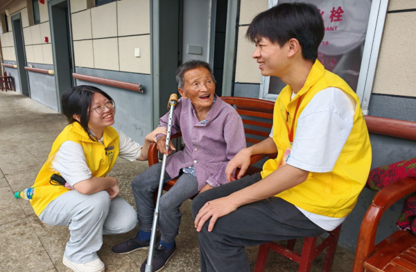 青春暖夕阳，善意暖归途——九江职业大学向东班爱心家教协会深入乡村开展敬老志愿活动