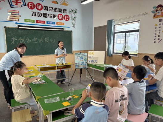 光伏板下播撒绿色种子  ——九江职业大学