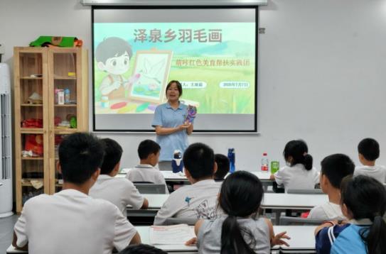 指尖绘非遗 美育启童心——九江职业大学萌咔红色美育帮扶实践团开展乡村美育启蒙日实践活动