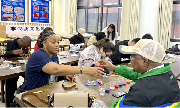 发展中国家政府官员来校体验非遗技艺3_副本 发展中国家政府官员来校体验非遗技艺3_副本