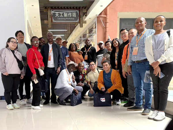 发展中国家政府官员来校体验非遗技艺1_副本 发展中国家政府官员来校体验非遗技艺1_副本