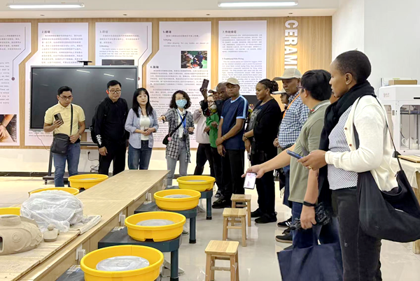 发展中国家政府官员来校体验非遗技艺2_副本 发展中国家政府官员来校体验非遗技艺2_副本