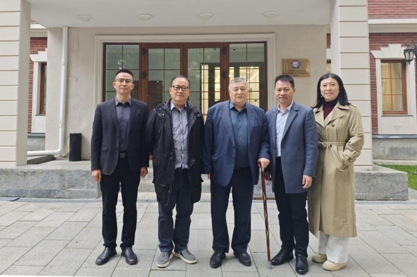 4与俄罗斯国际合作协会主席谢尔盖·卡拉什尼科夫座谈交流并合影留念_副本 4与俄罗斯国际合作协会主席谢尔盖·卡拉什尼科夫座谈交流并合影留念_副本