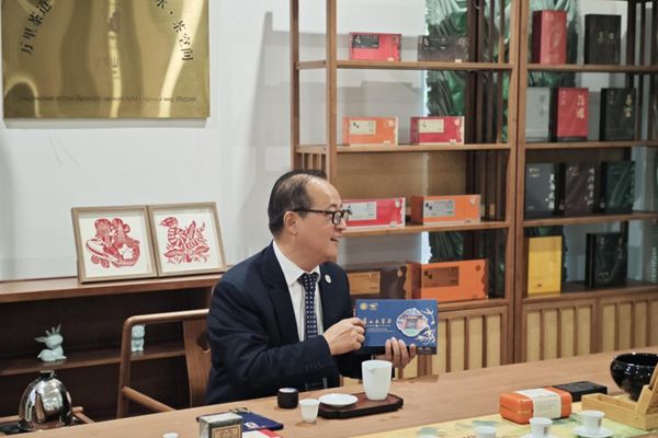 3中华文化促进会副主席、万里茶道协作体主席郭杰现场推荐万里茶道定制茶“庐山云雾”并现场冲泡_副本 3中华文化促进会副主席、万里茶道协作体主席郭杰现场推荐万里茶道定制茶“庐山云雾”并现场冲泡_副本